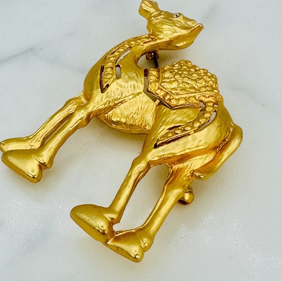 Vintage Large Camel Brooch Pin Matte Brushed Gold Tone Intricate Rhinestone Eye - Picture 4 of 9